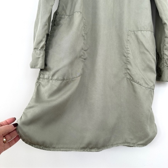 C&C California shirt dress with a v-neck & roll tab sleeves, mini length - Picture 8 of 14